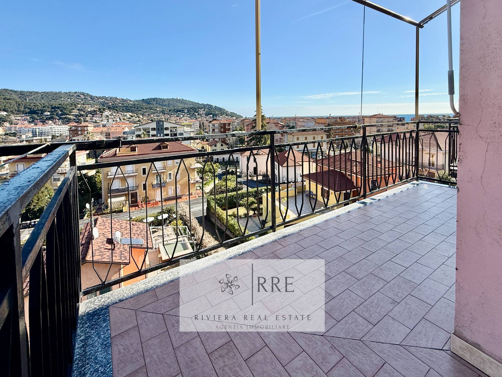 Three-room apartment with sea view for sale in Andora
