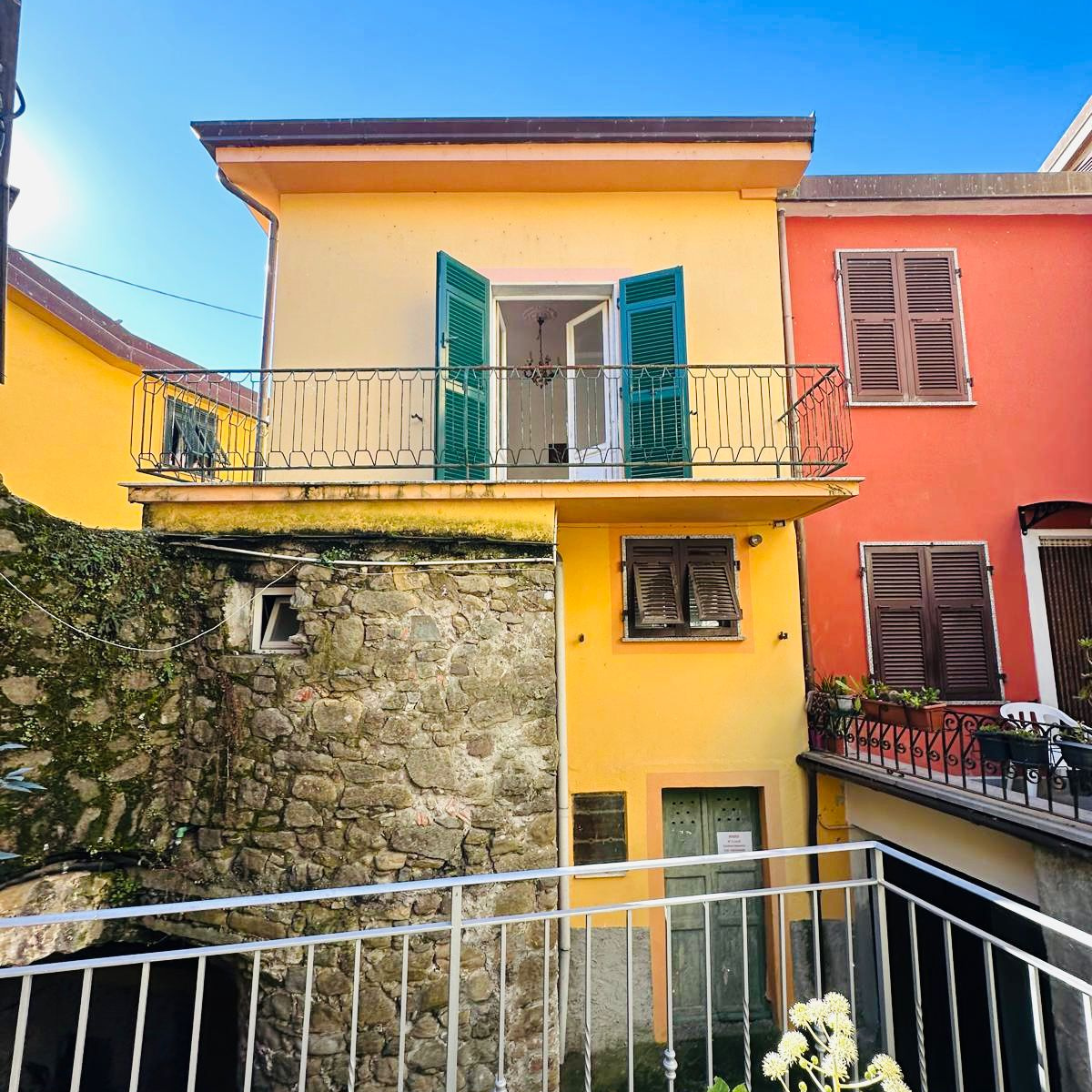 CASA NEL BORGO DI CARNEA – FACCIATA RIFATTA E AMBIENTI ABITABILI