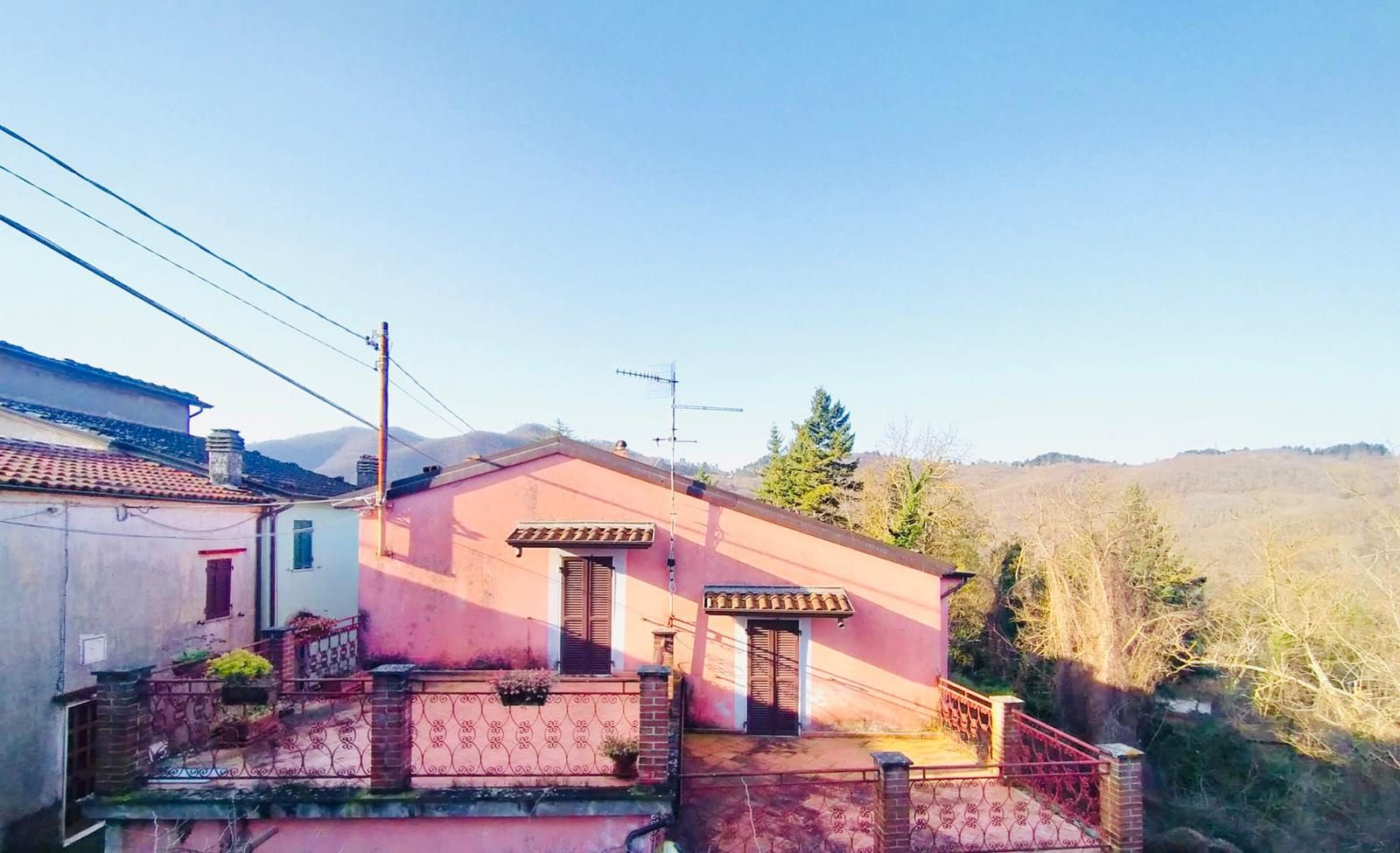 Casa indipendente con terrazze e giardino nel borgo di Pulica – a 25 minuti dal mare