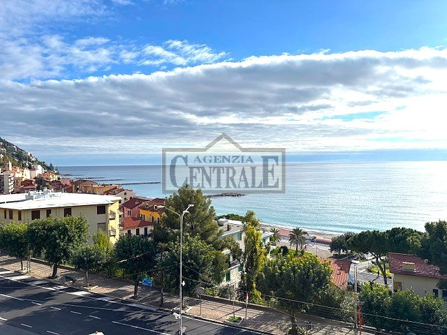 Appartamento di prestigio di 153 Mq. ultimo piano con terrazzo frontale e bella vista mare