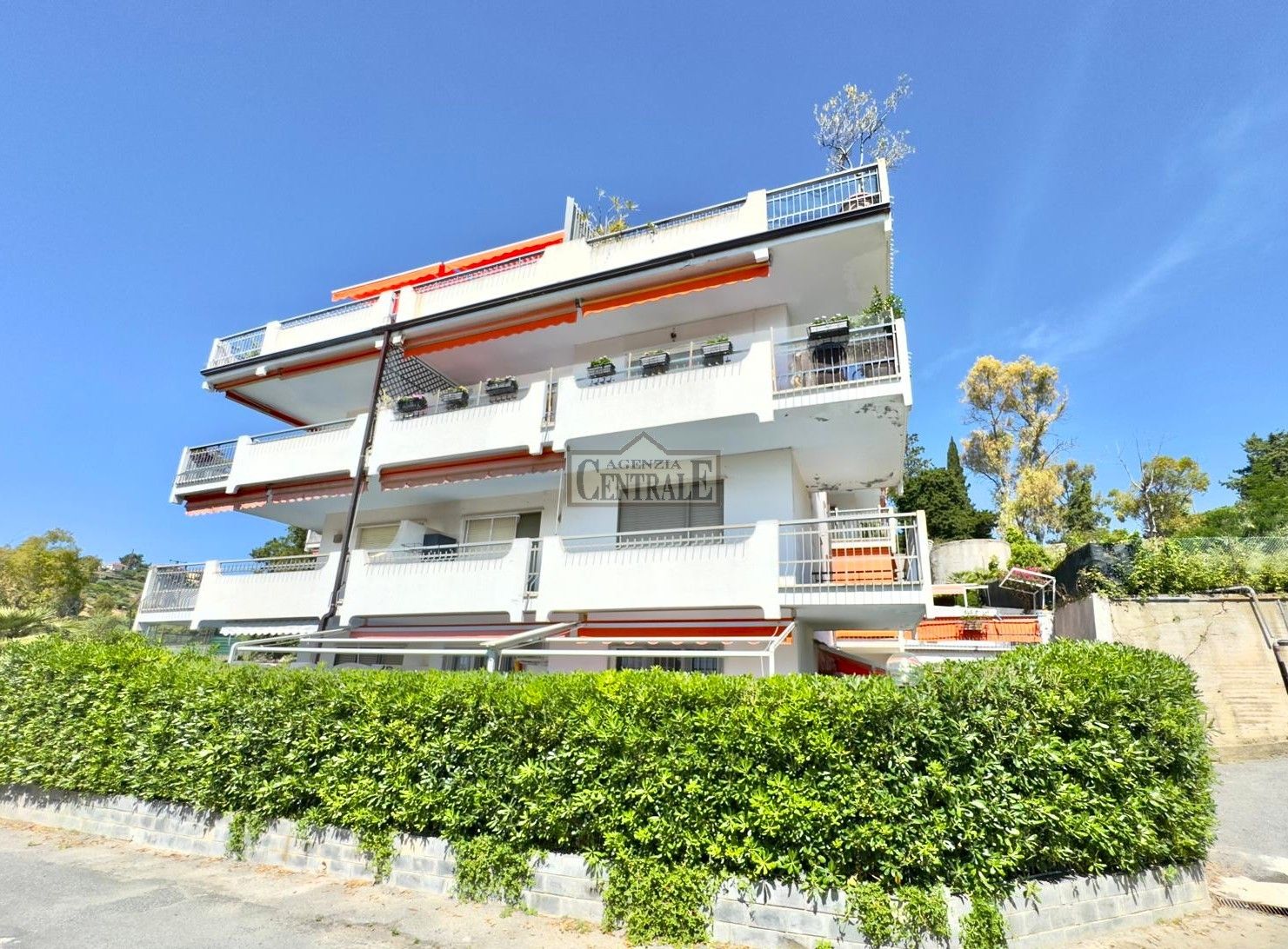 Studiowohnung mit separater Küche und zwei Balkonen mit teilweise Meerblick in Sanremo.