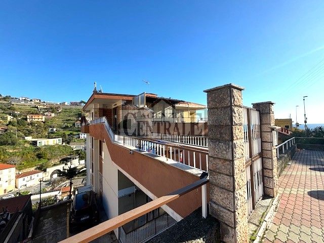 Wohnung mit Meerblick-Terrasse und kleinem Garten im Ospedale-Viertel von Sanremo.