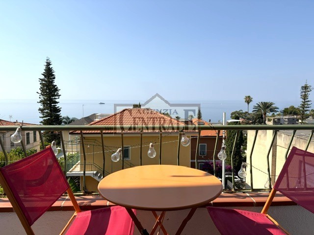 TRILOCALE VICINO ALLE SPIAGGE CON VISTA MARE