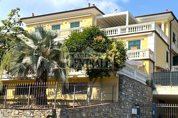 Bilocale molto signorile in villa ristrutturata, box auto doppio, cantina e vista mare a Sanremo