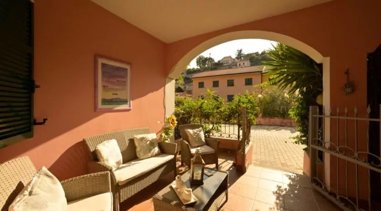 Alassio appartamento in villa in collina centrale