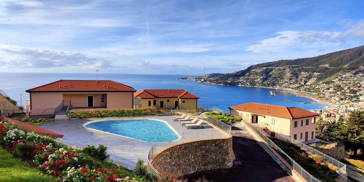 Bilocale nuovo con giardino privato, vista mare e piscina condominiale