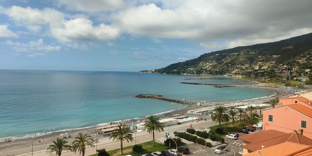 Bilocale con splendido terrazzo e vista mare a Ospedaletti a pochi passi dal mare