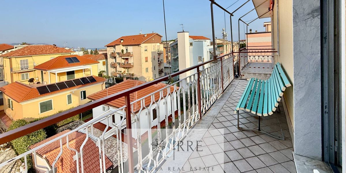 Trilocale con vista mare e box auto in vendita a Loano