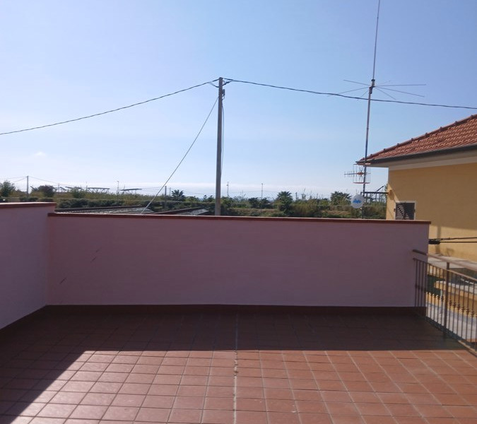 Village townhouse in Taggia with spacious terrace and sea view