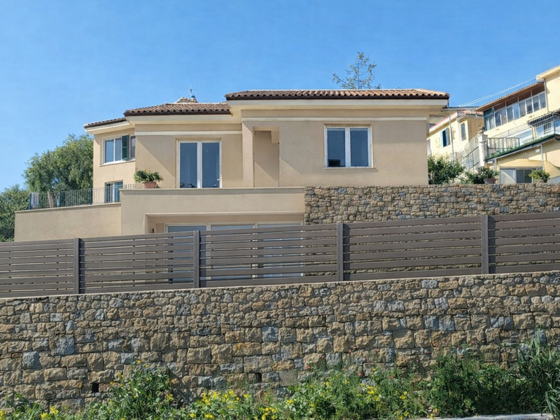 Neubau-Villa mit Steinmauer in Sanremo, Ligurien