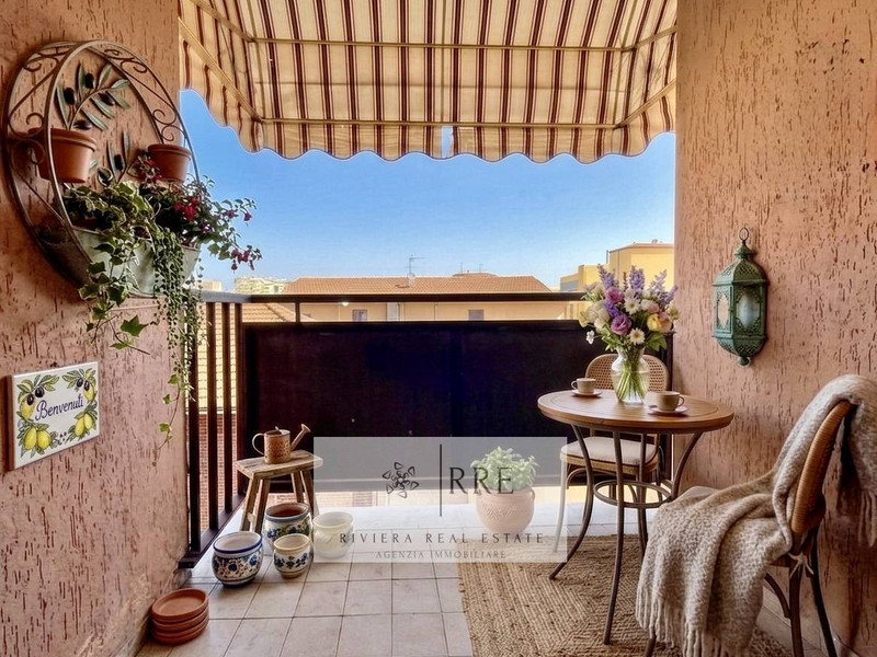 Apartment with covered balcony in San Lorenzo al Mare, Liguria