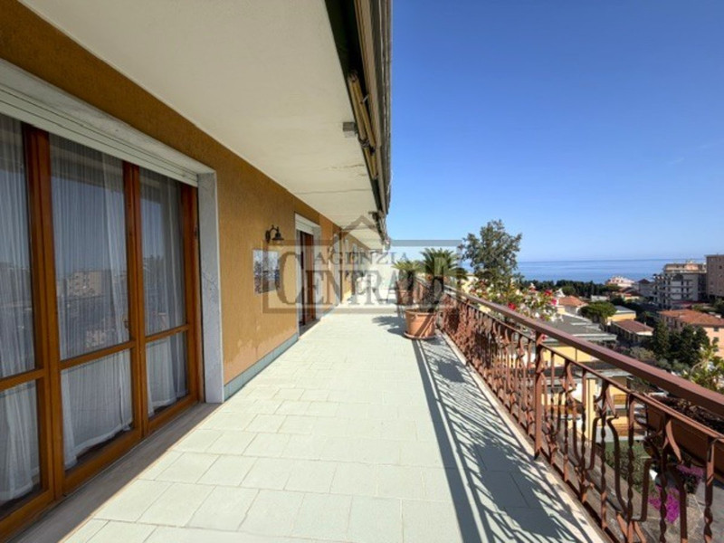 Wohnung in Sanremo mit weitem Meerblick von großer Terrasse