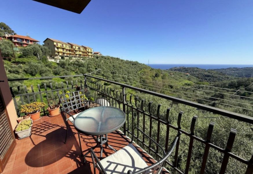 Civezza bilocale con terrazzo e vista mare