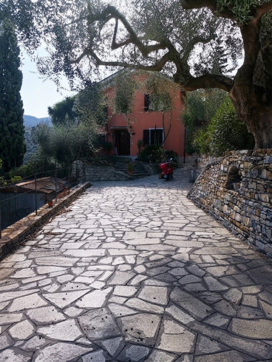 Pontedassio grande villa con terreno, sauna e vasca idromassaggio