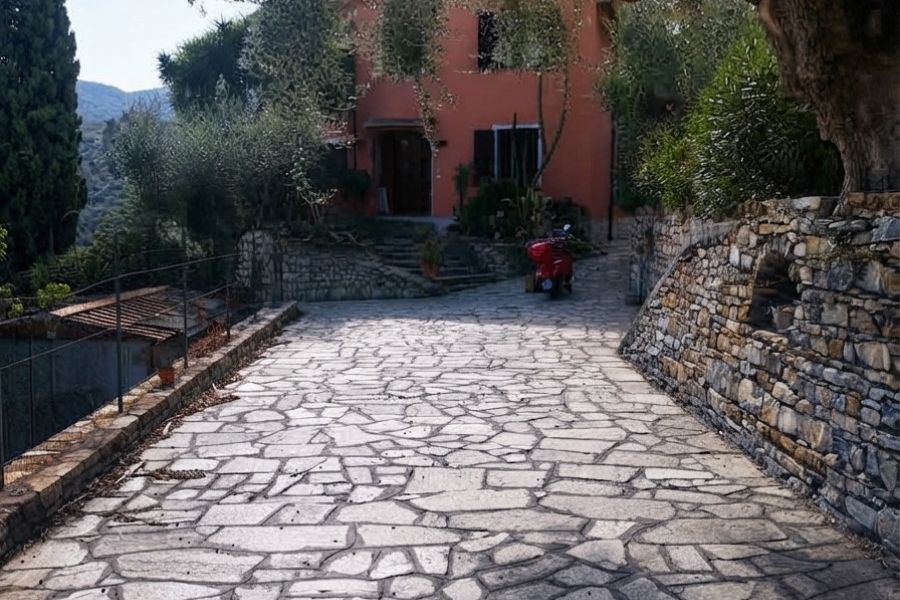 Pontedassio grande villa con terreno, sauna e vasca idromassaggio
